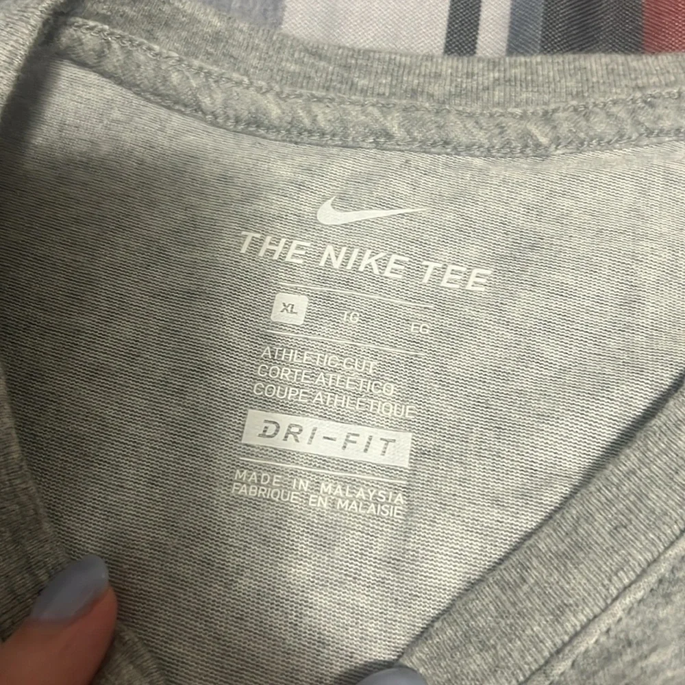 Men’s Nike Heather Gray Dri-FIT Tee! - Picture 2 of 5